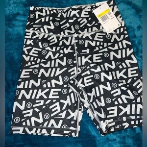 NWT Nike One Dri FIT Mid rise 7 Inch Bike Graphic Shorts Black and white